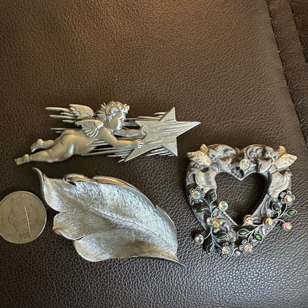 Brooch lot